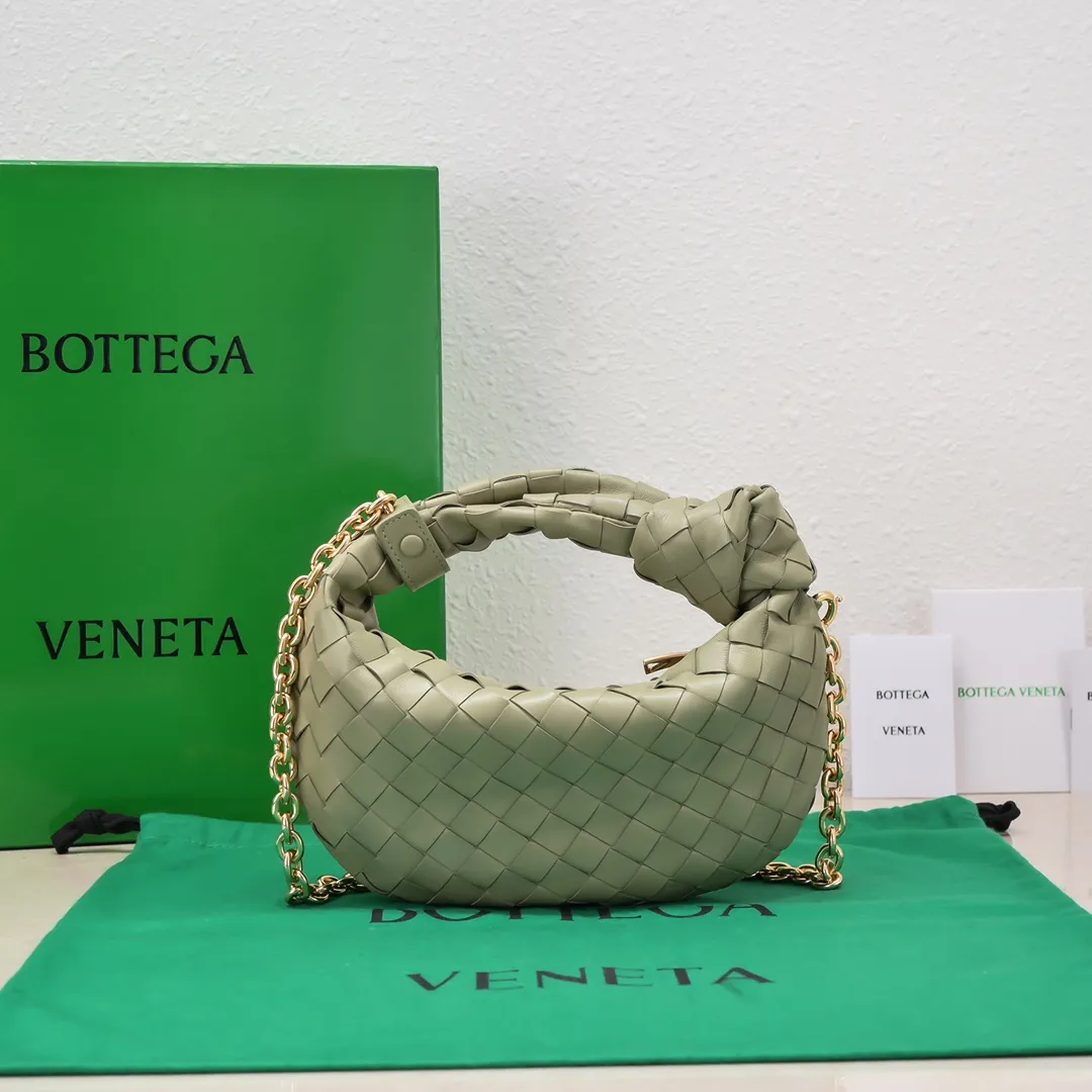 Batch 1220 Ready Stock/Travertine Green Hello everyone, I have a new name, it’s called chain jodie. Jodie’s chain clause ~ can finally be carried on the shoulder. It is based on the original bag type and adds a chain shoulder strap, and it is detachable! It's equivalent to spending one dollar to buy two bags. As the ace cutie of BV family, I really have no choice but to buy one! This bag of ours is really the same as ZP. You can wear it with a small amount of money~ Original sheepskin➕all steel hardware 28×23×8cm, model: 6699-9#
